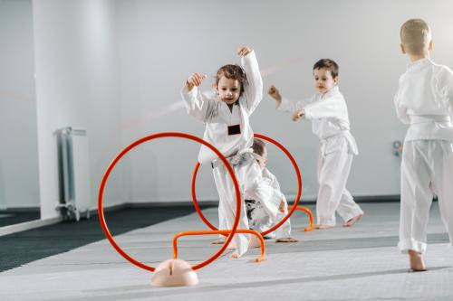 Judo-edzésen résztvevő gyerekek