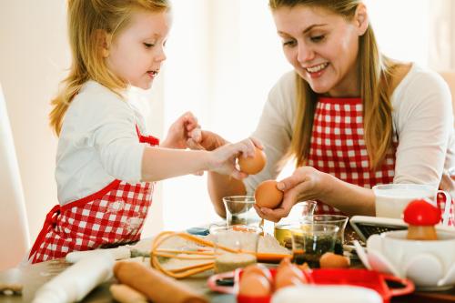 Gyermek segít a főzésben