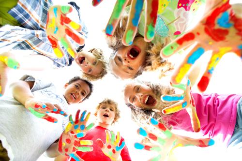 Színesre festett kezű gyerekek