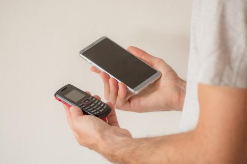 Nyomógombos mobiltelefon és okostelefon